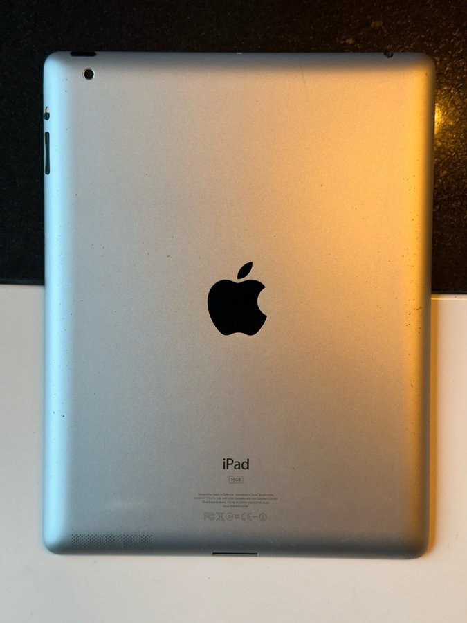 iPad 2 Wi-Fi 16 GB, A1395. Inklusive laddkabel. Nollad och startad.