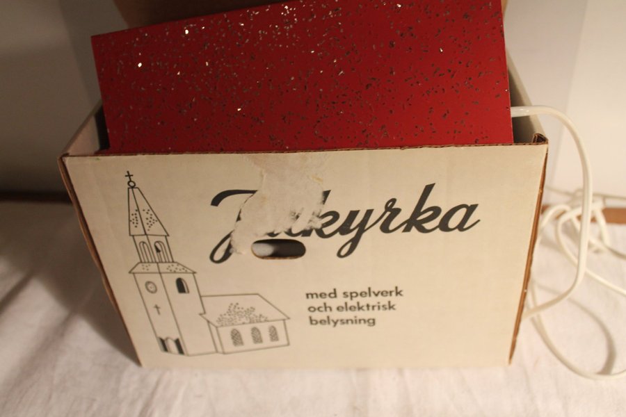 Julkyrka med spelverk och elektrisk belysning