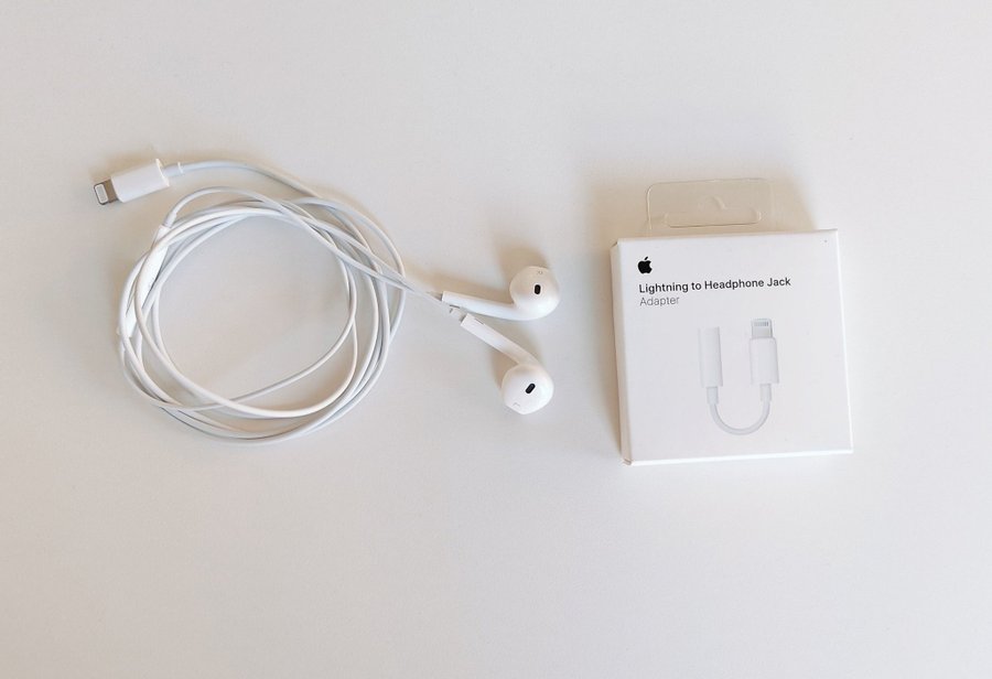 Apple EarPods och Apple Lightning till 35 mm hörlursadapter