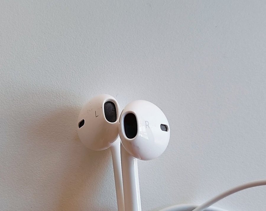 Apple EarPods och Apple Lightning till 35 mm hörlursadapter