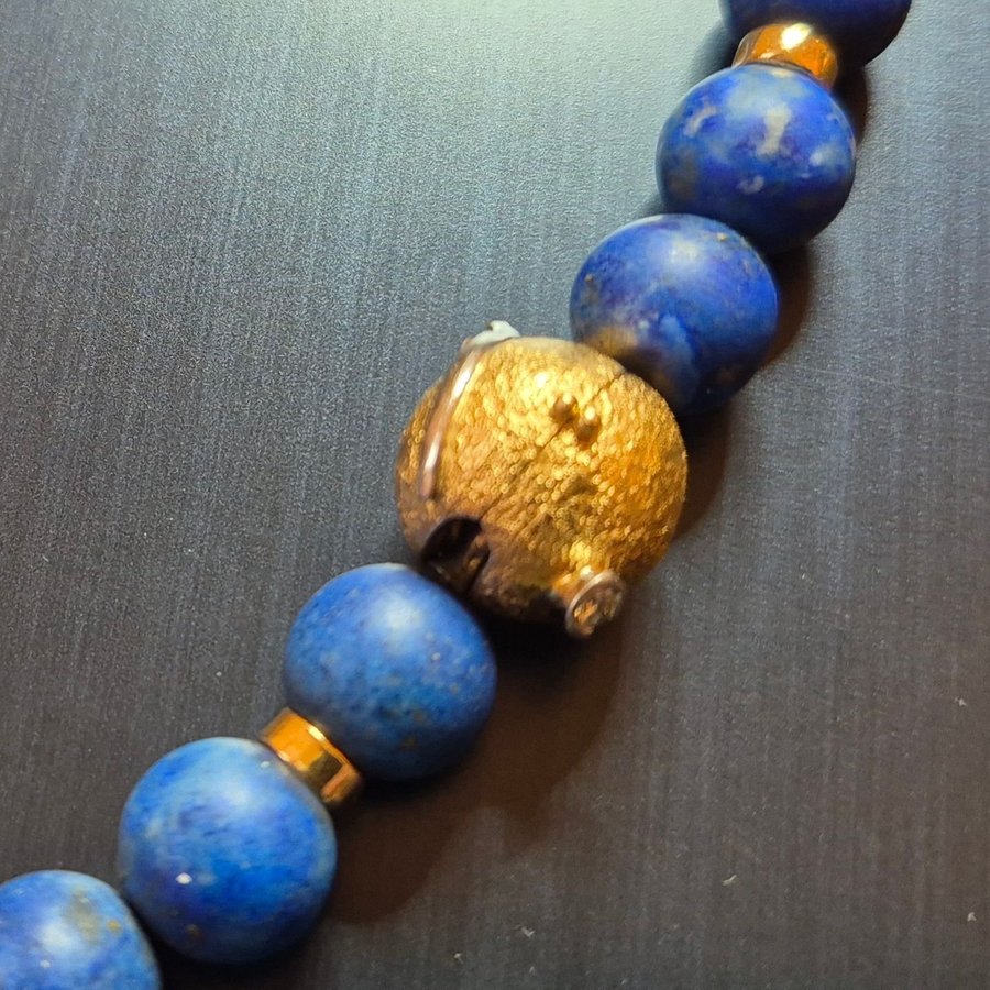 Halsband guld OLE LYNGGAARD 18 k med stenar LAPIS LAZULI Låset ca 6,9 g.