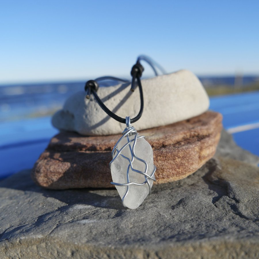 Halsband med vitt strandglas wire wrapped svart läderrem