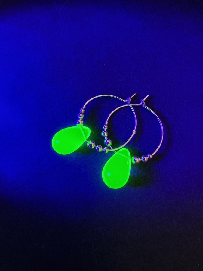 Kreoler i sterlingsilver m en stor droppe i URANGLAS grön URANIUM hoop earrings