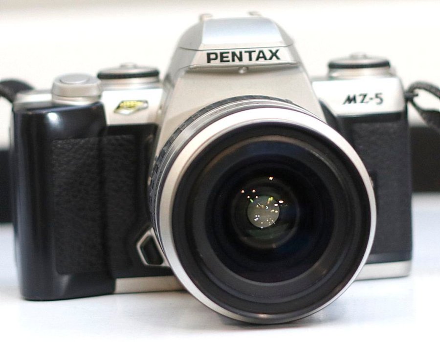 Analog kamera Pentax MZ-5 objektiv SMC Pentax-FA 28-80 mm 1:35-56