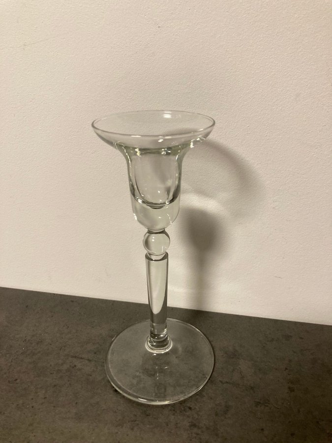 Ljusstake i glas. 16 cm hög. Ljushållare, kronljus, klarglas