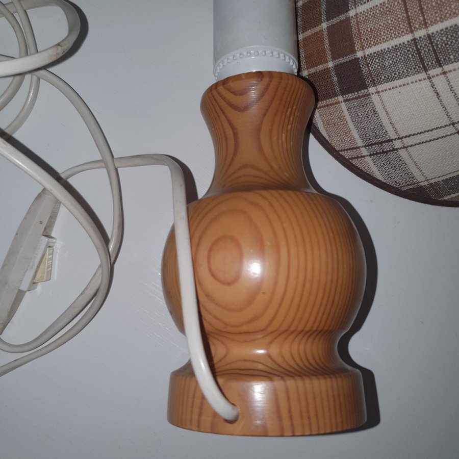 Trälampa med skärm från 1960/70talet