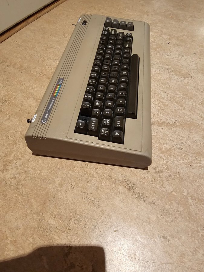 Commodore 64 " Brödburk moddad " ( Service Objekt )