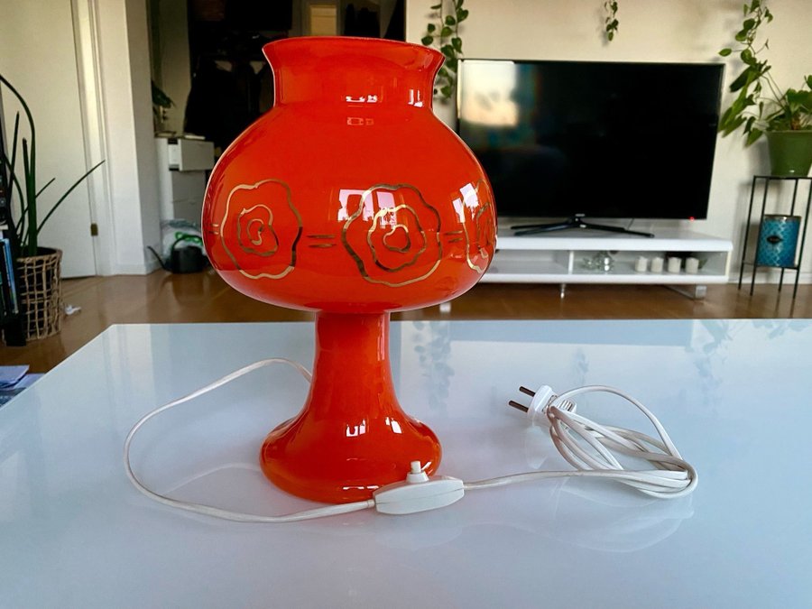 Vintage orange udda lampa bordslampa gulddetaljer made in Sweden svensk design