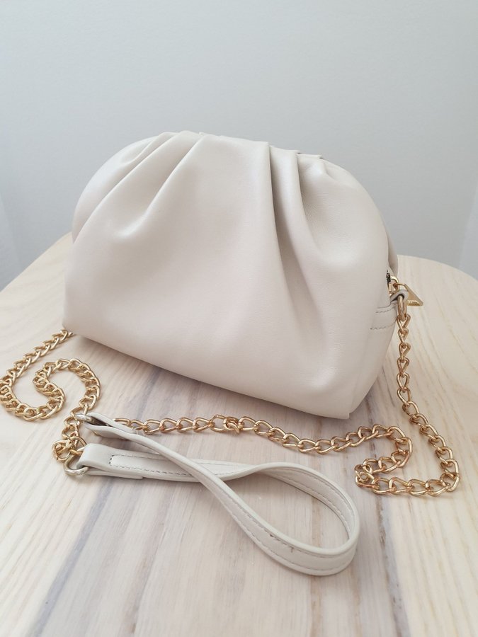 Axelremsväska clutch beige color