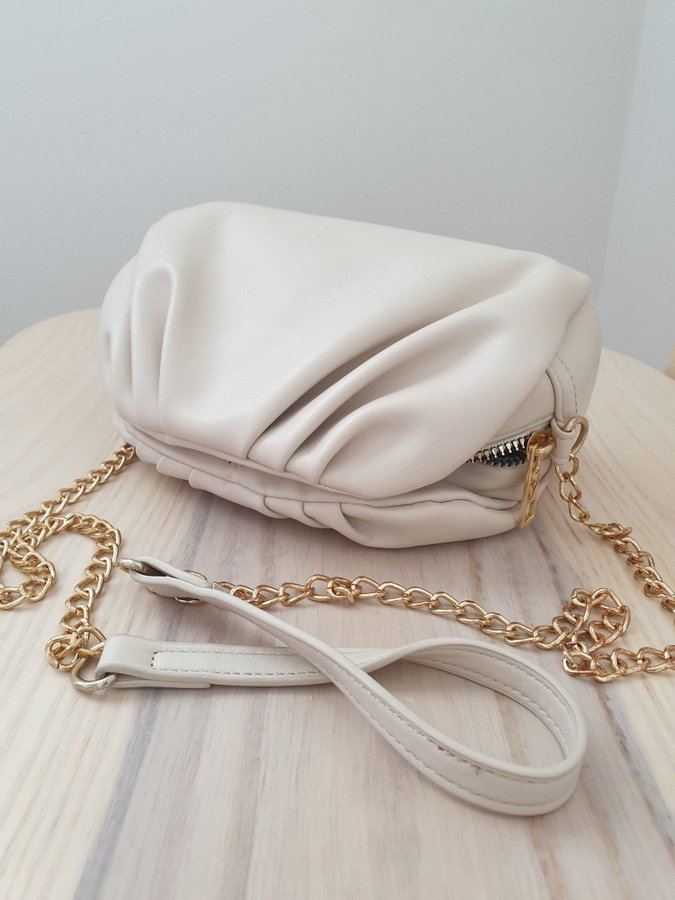 Axelremsväska clutch beige color