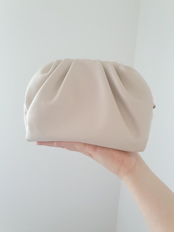 Axelremsväska clutch beige color