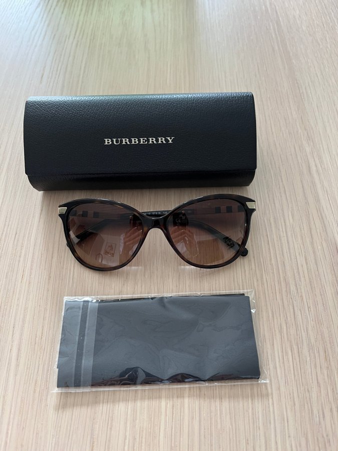 Burberry Solglasögon