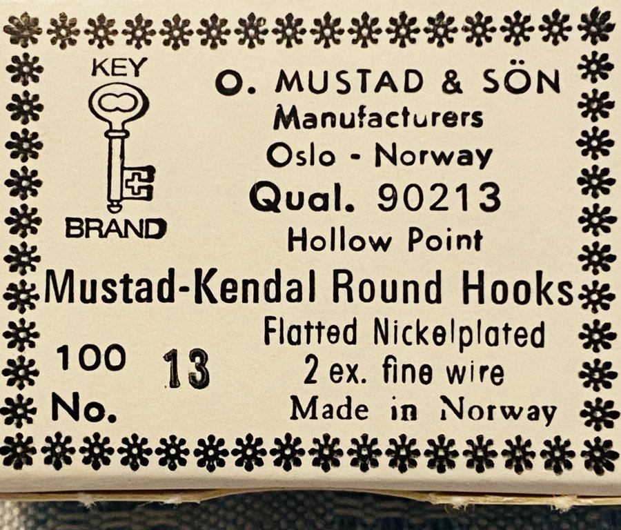 MUSTAD nr13 Qual 90213 . 100st små krokar i sin original ask! Kvalitet