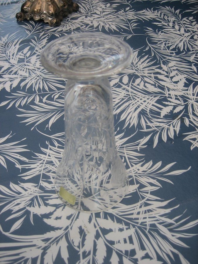 Glasvas med slipning av blommor (Made in GDR)