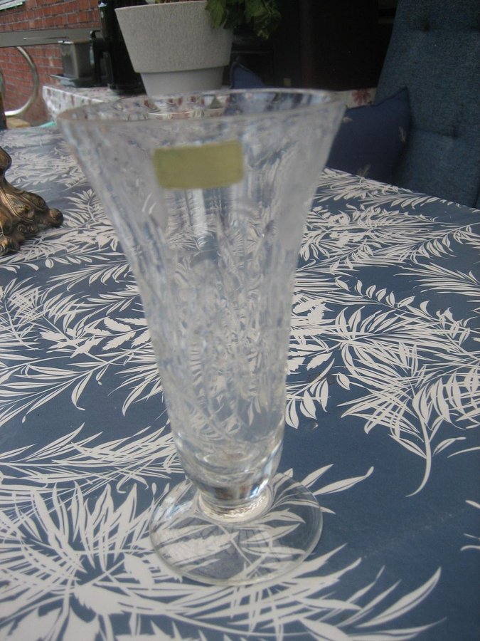 Glasvas med slipning av blommor (Made in GDR)