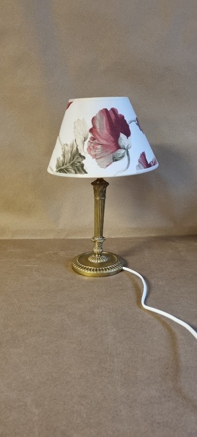 Snygg bordslampa, empirestil, med blommig skärm.