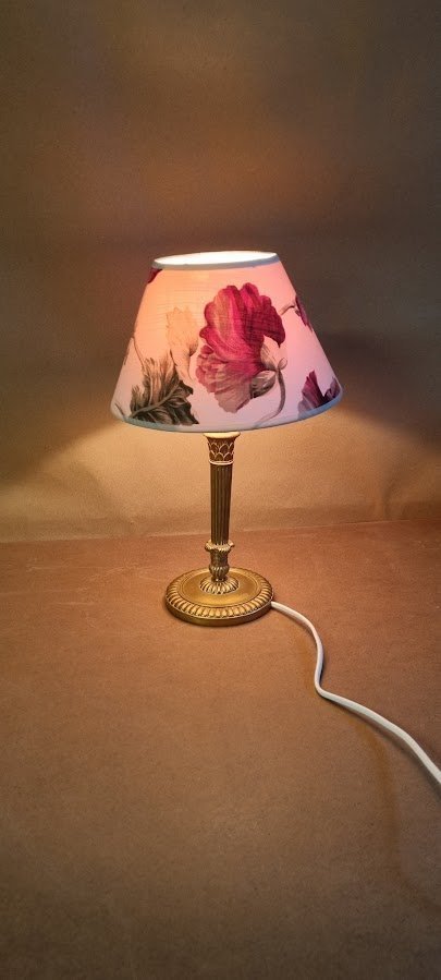 Snygg bordslampa, empirestil, med blommig skärm.