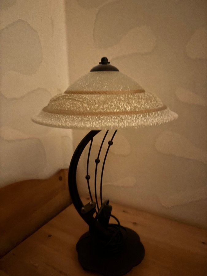 Snygg bordslampa med glaskupa