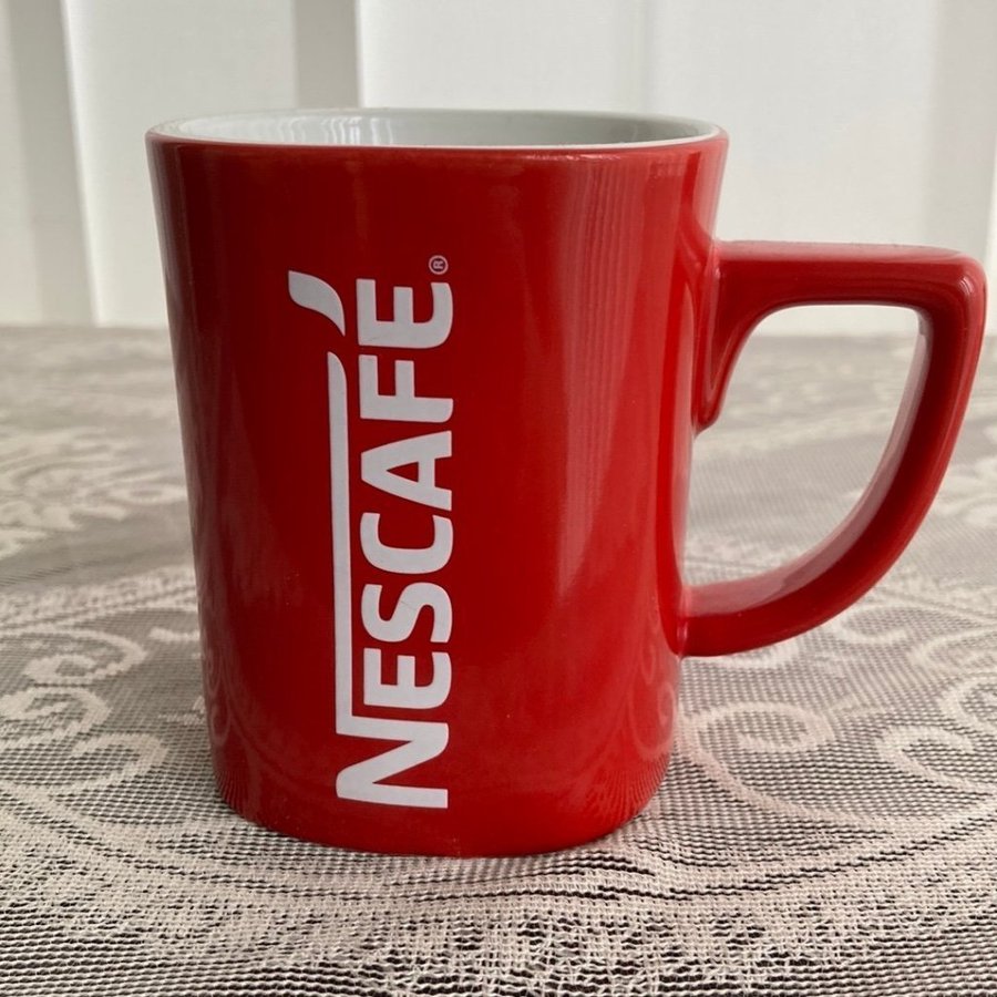 Nestlé-mugg i rött och vitt • snygg • stilren • nyskick