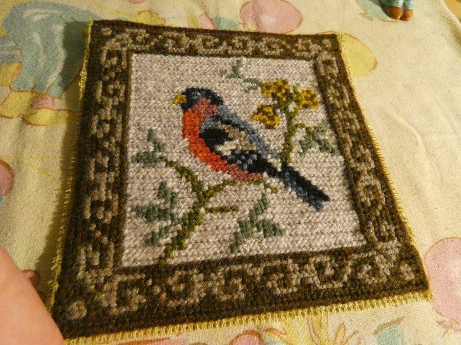 Äldre Tvistsömsbroderi Fågel på Gren - Domherre - 17x17 CM - Fint skick !!