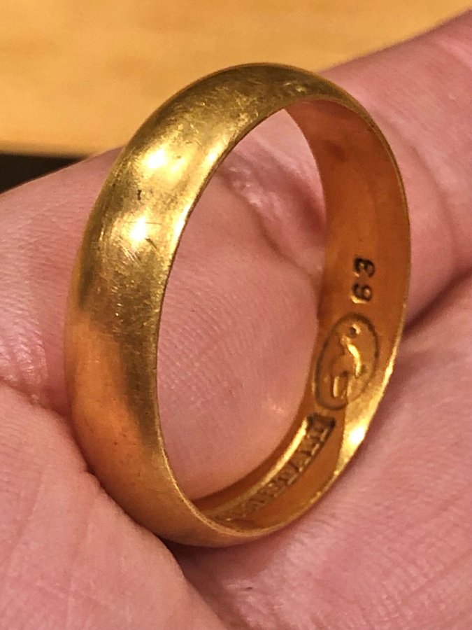 Vacker Ring i okänt material med stämpel "ÄKTA FRANSK GULMETALL" 63.