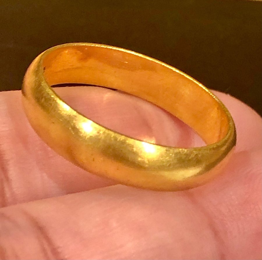 Vacker Ring i okänt material med stämpel "ÄKTA FRANSK GULMETALL" 63.