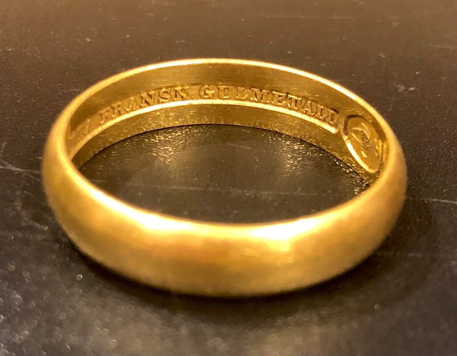 Vacker Ring i okänt material med stämpel "ÄKTA FRANSK GULMETALL" 63.