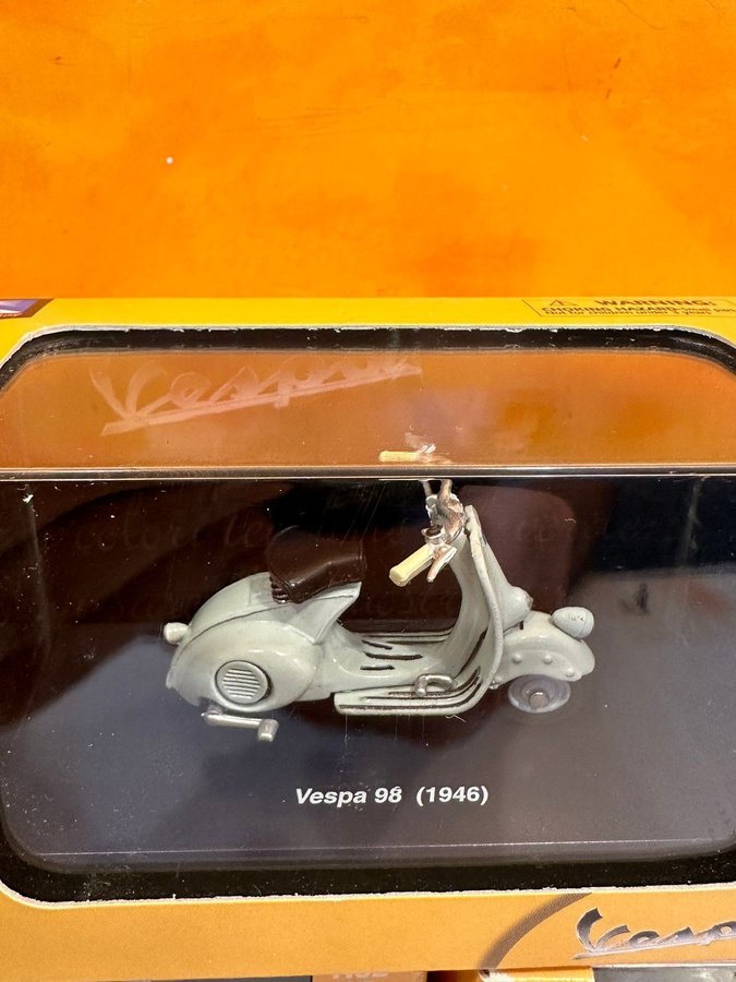 5 st Piaggio Vespa, Newray - 1:32 Scale.