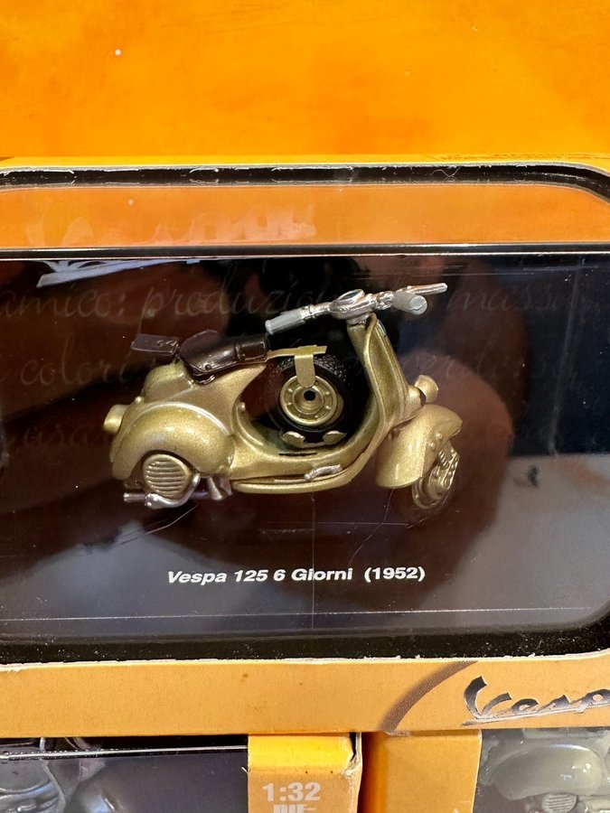 5 st Piaggio Vespa, Newray - 1:32 Scale.