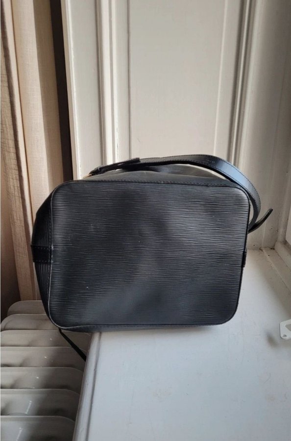 Louis Vuitton Noè Epi Läder Ursnygg Bucketbag Vintage Axelremsväska Handväska