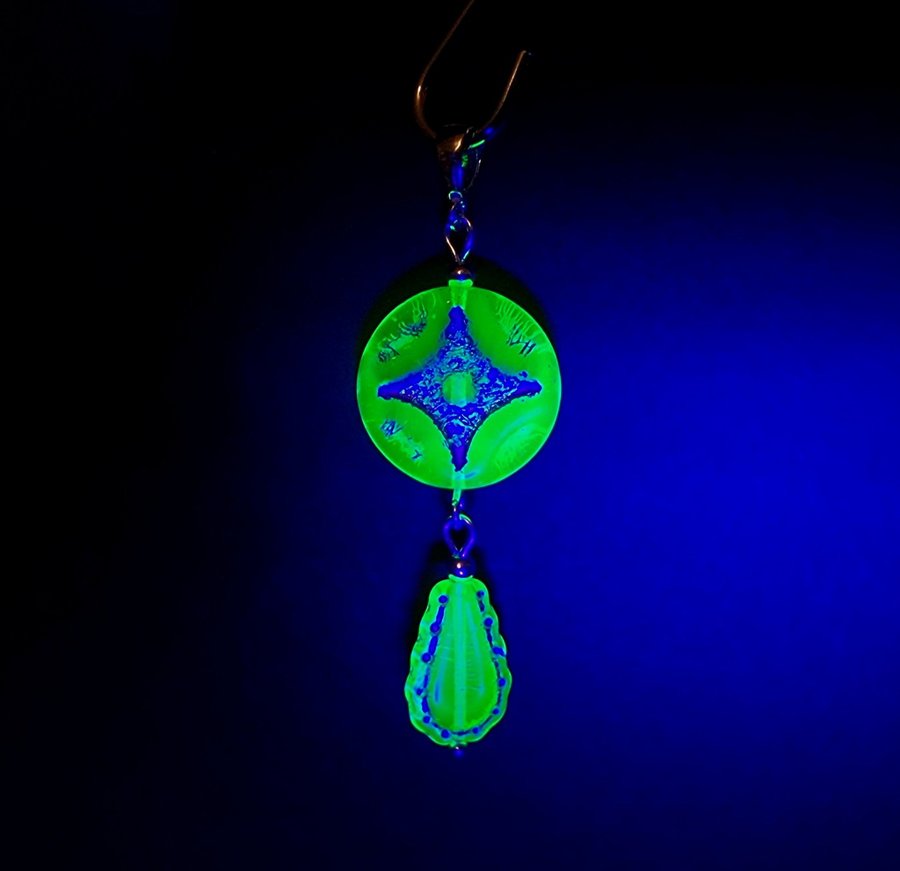 HÄNGE m pärlor av URANGLAS gul sterlingsilver URANIUM glass neck PENDANT