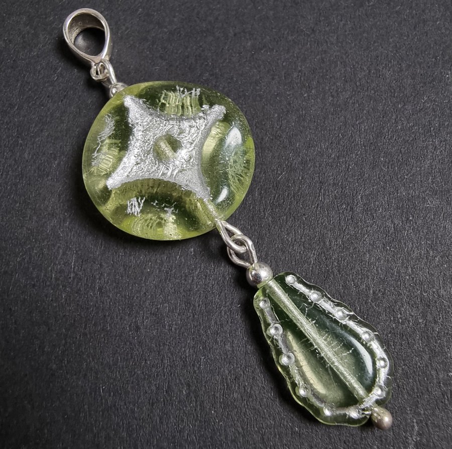 HÄNGE m pärlor av URANGLAS gul sterlingsilver URANIUM glass neck PENDANT