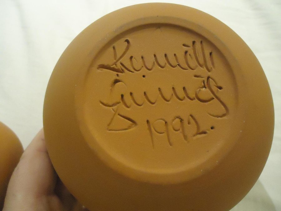 Terracotta keramik krukor 2 st signerade med årtal och namn år 1991 1992