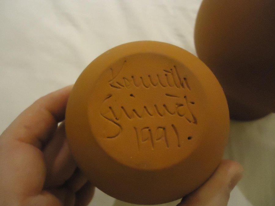 Terracotta keramik krukor 2 st signerade med årtal och namn år 1991 1992
