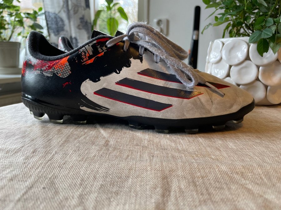 Fotbollsskor Adidas st 36