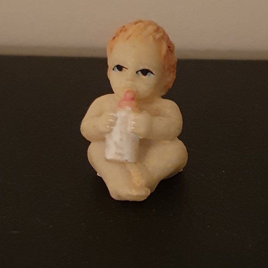 Söt liten babyfigur, tårtdekoration, dockskåpsfigur