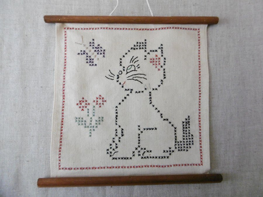 Broderad bonad med katt 23x24 cm