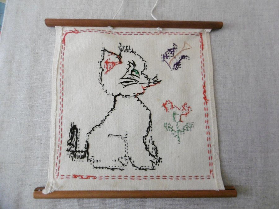 Broderad bonad med katt 23x24 cm