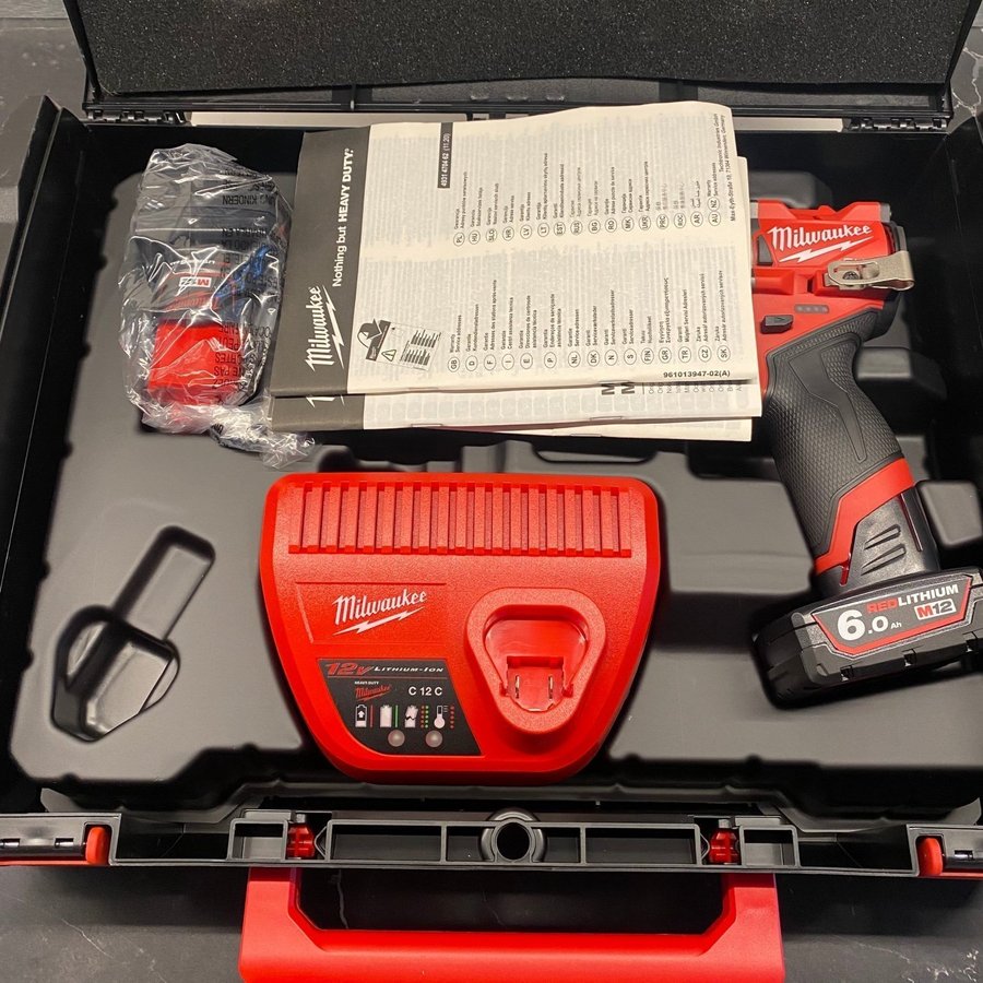 Ny Milwaukee M12 FPD2 skruemaskine med 2 stk 6,0 ah batter og lader