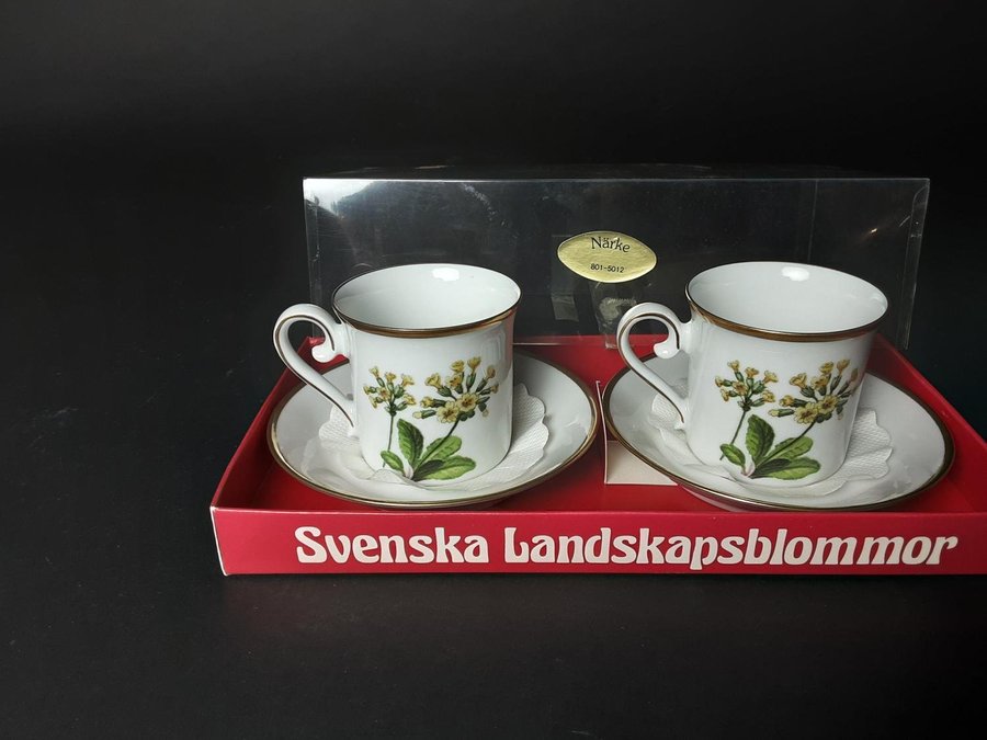 Ett par Kaffekoppar med fat Svenska Landskapsblommor Gullviva Närke