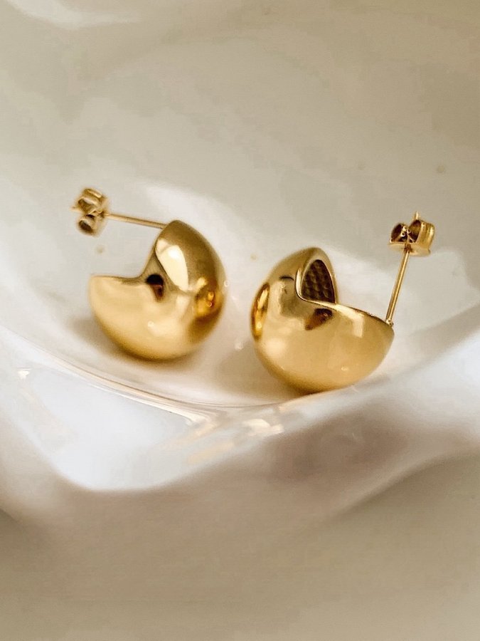 Runda klotformade hoops i ståi med 18K guld