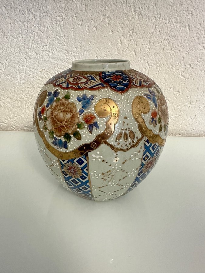 Japanische Vase mit Blumenmuster