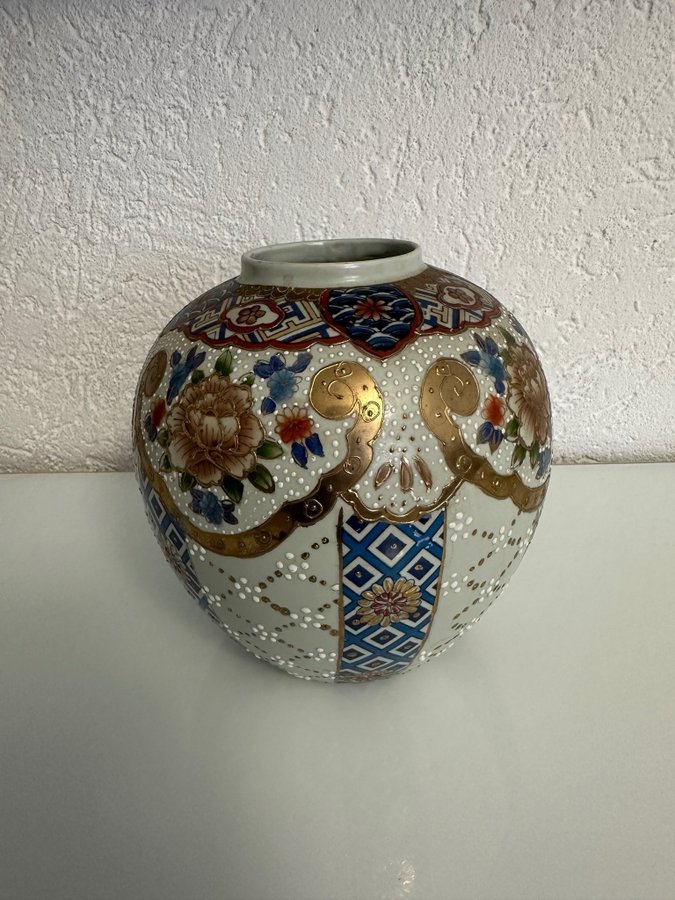 Japanische Vase mit Blumenmuster