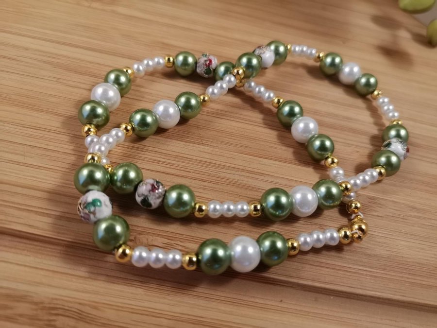 ett underbart halsband i olivgrön guld och vit