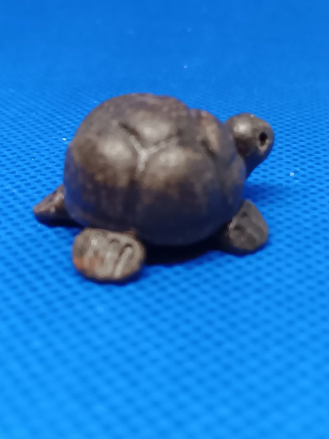 Söt liten sköldpaddsfigur miniatyr i okänt material