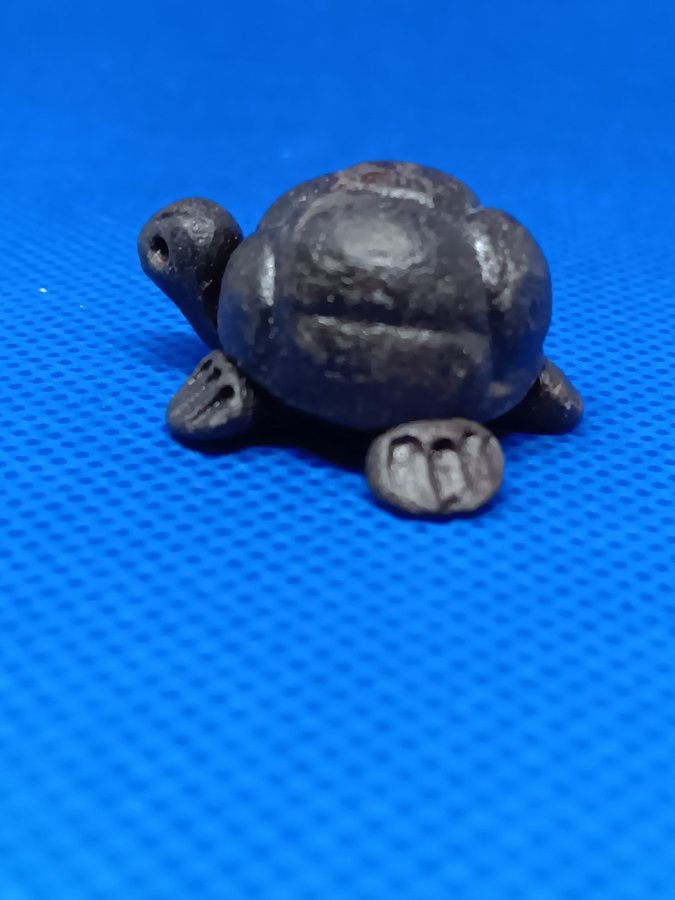 Söt liten sköldpaddsfigur miniatyr i okänt material