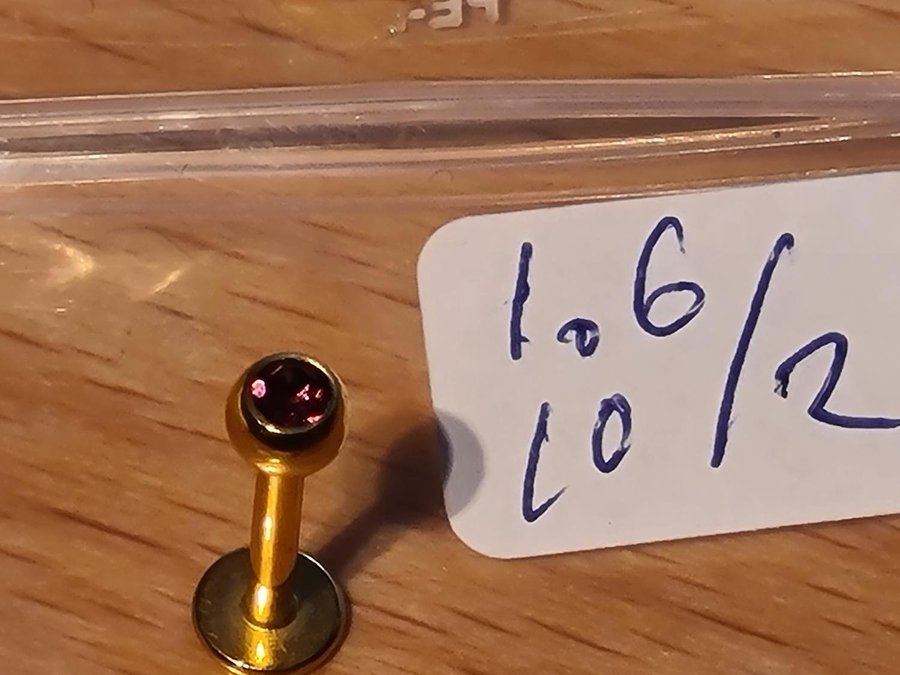 LÄPP PIERCING / LABRET NR 132 GULDFÄRGAD MED STEN