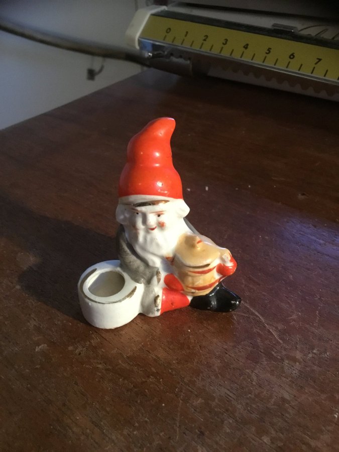 Antik tomte med bägare för ljus h. 6 cm