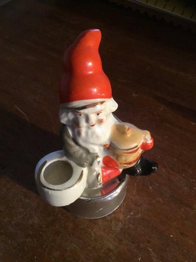 Antik tomte med bägare för ljus h. 6 cm