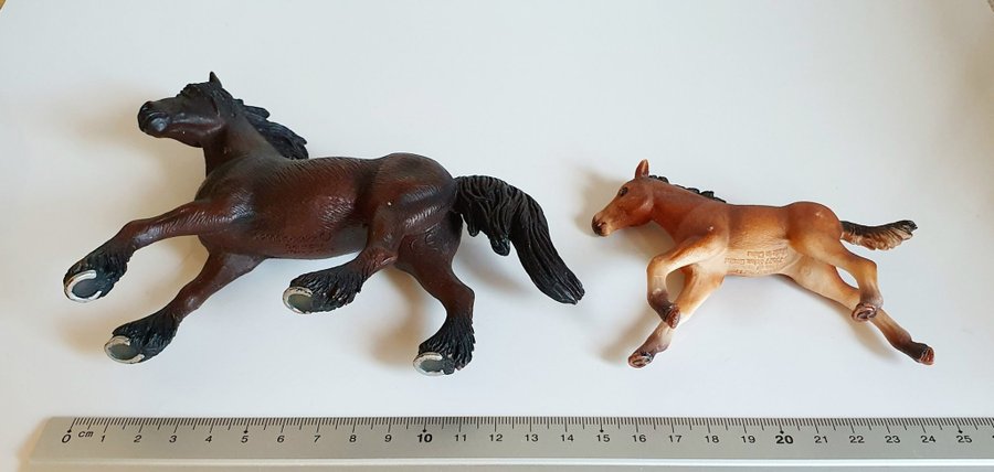 Schleich häst och föl i rörelse!